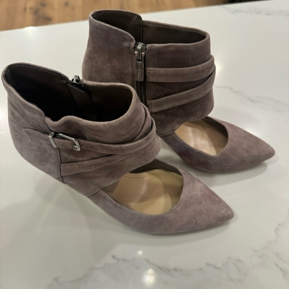 BCBG Taupe Leather bootie /Heels Sz 8.5 Pointed toe - Picture 2 of 7